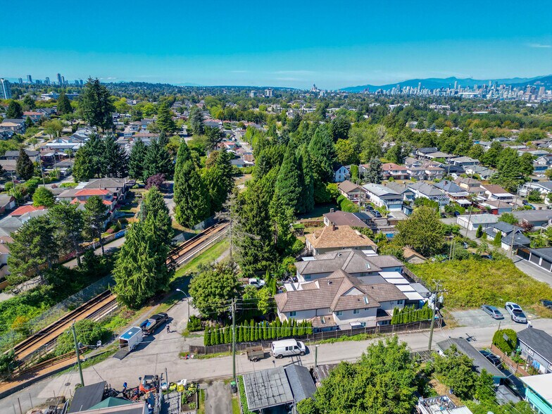 2669-2675 Vanness Av, Vancouver, BC à vendre - Photo de l’immeuble – Image 3 sur 10