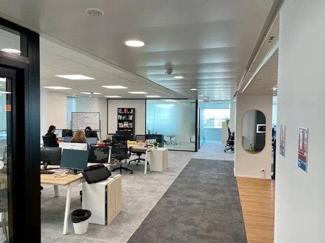 Bureau dans Courbevoie à louer - Photo de l’immeuble – Image 1 sur 8