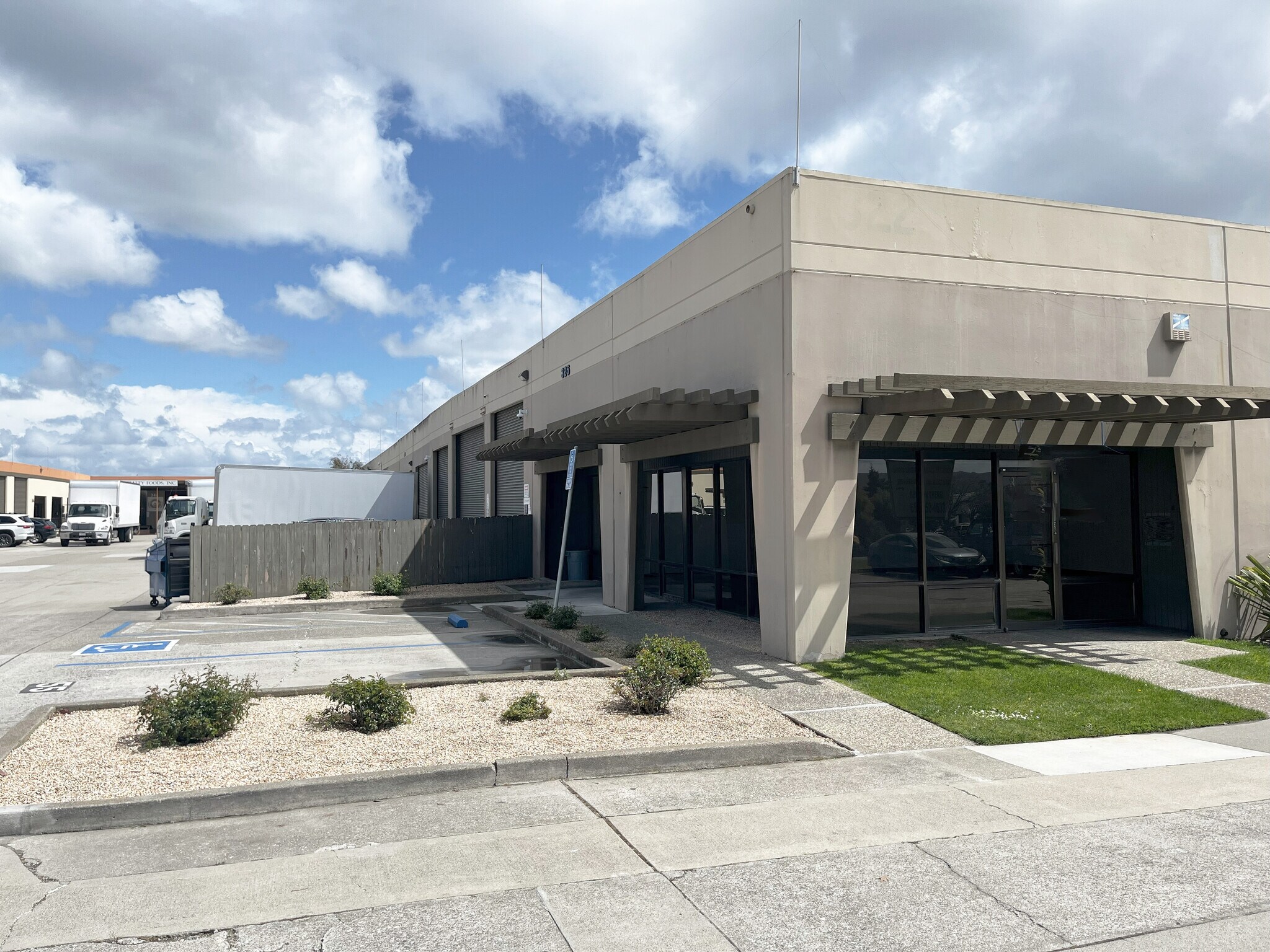 300-332 Littlefield Ave, South San Francisco, CA à louer Photo de l’immeuble– Image 1 sur 16