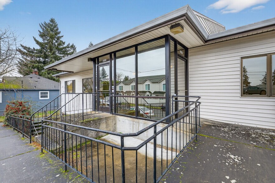 12135 SE Lincoln St, Portland, OR à vendre - Photo de l’immeuble – Image 2 sur 12