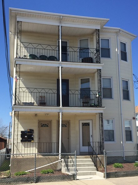 207-209 Cross St, Central Falls, RI à vendre - Photo de l’immeuble – Image 2 sur 2