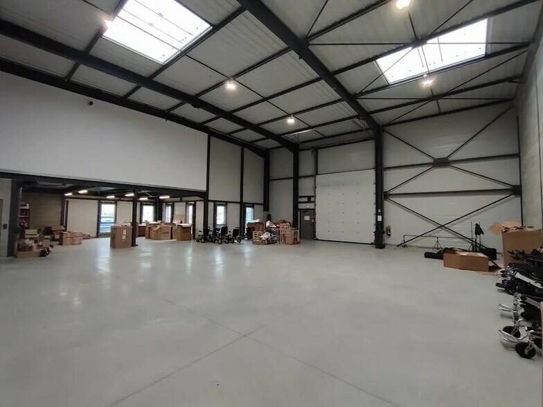 Local d’activités dans Chassieu à louer - Photo de l’immeuble – Image 2 sur 8