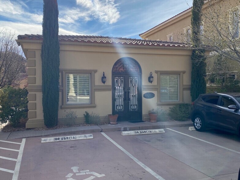 154 N Festival Dr, El Paso, TX à vendre - Photo de l’immeuble – Image 3 sur 39