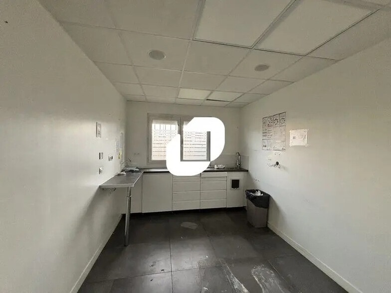 Bureau dans Grigny à louer - Photo intérieure – Image 3 sur 9