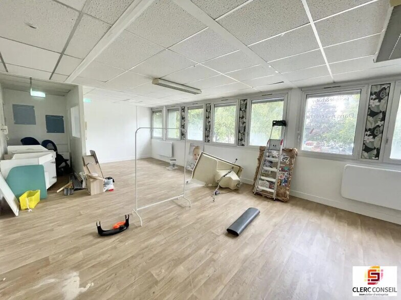 Bureau dans Bihorel à louer - Photo de l’immeuble – Image 2 sur 13