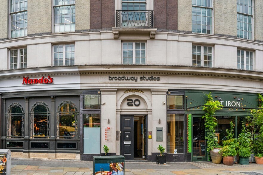 20 Hammersmith Broa, Londres à louer - Photo de l’immeuble – Image 3 sur 22
