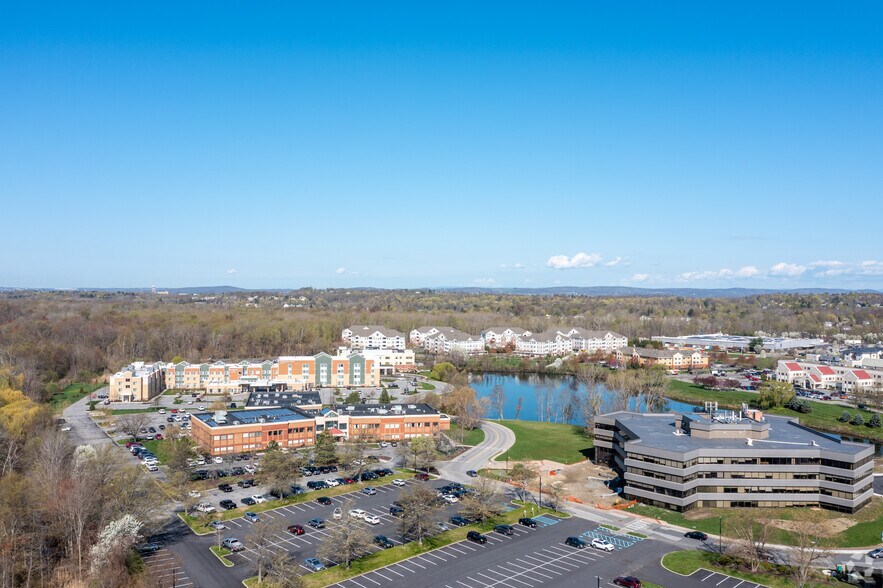 400 Westage Business Center Dr, Fishkill, NY à louer - Aérien – Image 2 sur 22