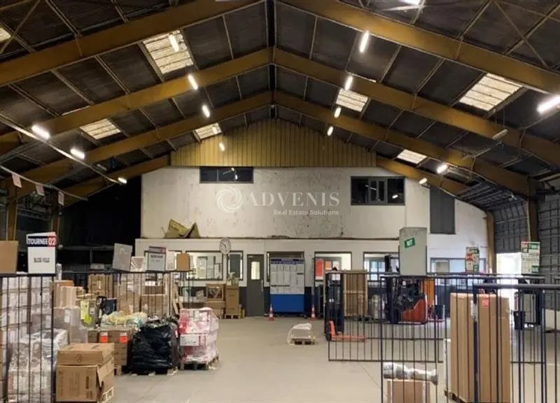 Local d'activités dans La Chaussée-Saint-Victor à vendre - Photo intérieure – Image 3 sur 4