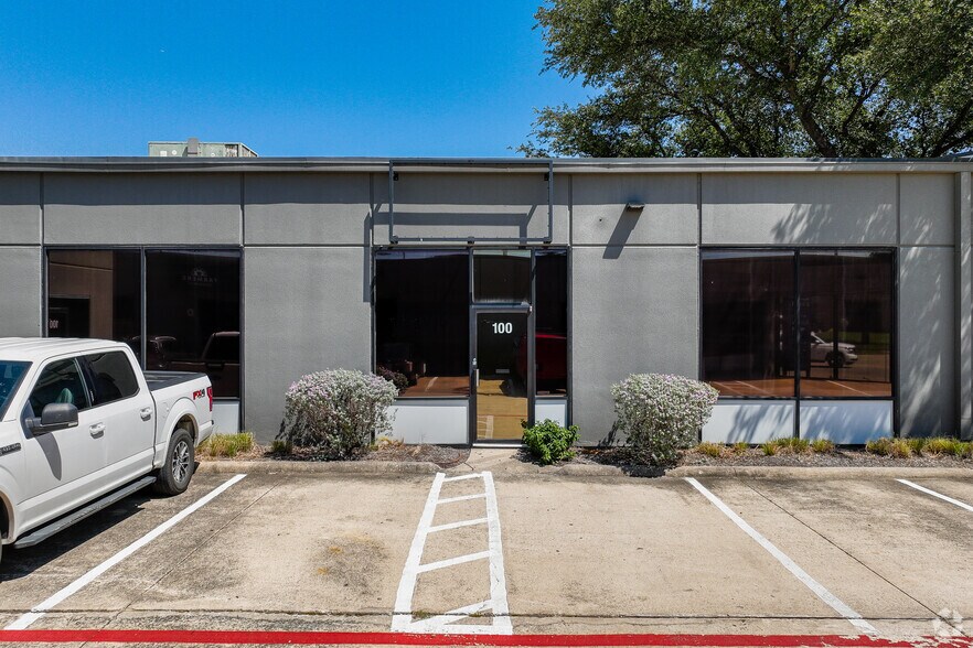 1911 Old Denton Rd, Carrollton, TX à louer - Photo de l’immeuble – Image 3 sur 20