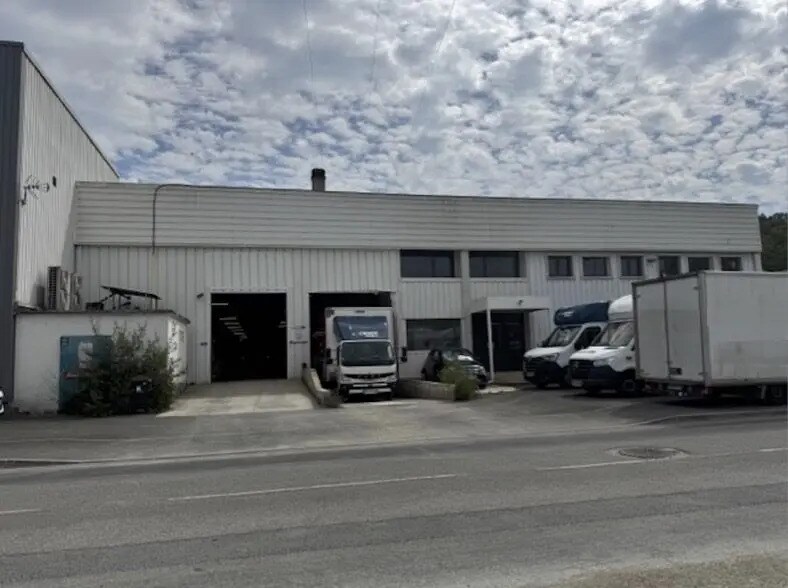 Industriel/Logistique dans Terrasson-Lavilledieu à louer Photo de l’immeuble– Image 1 sur 6