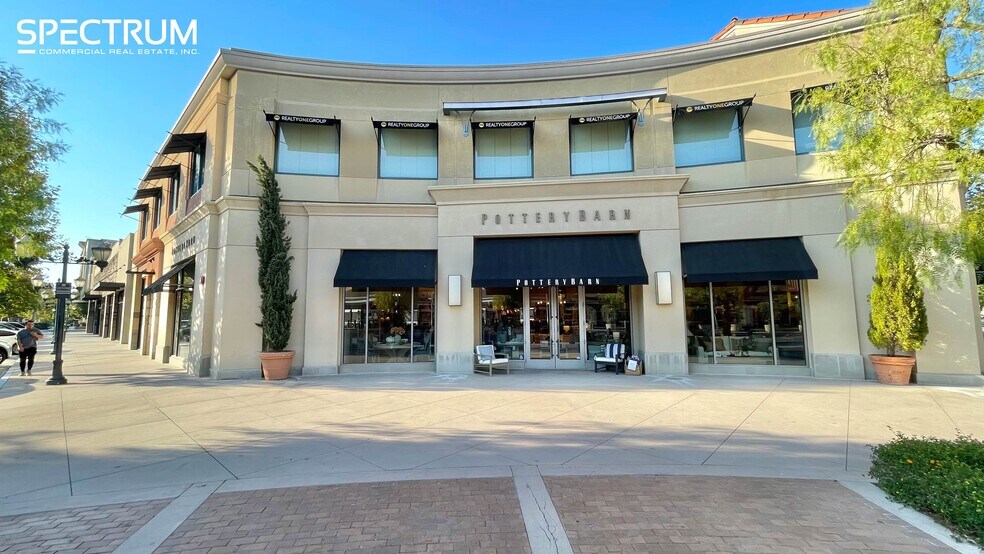 24251 Town Center Dr, Valencia, CA à louer - Photo de l’immeuble – Image 3 sur 16