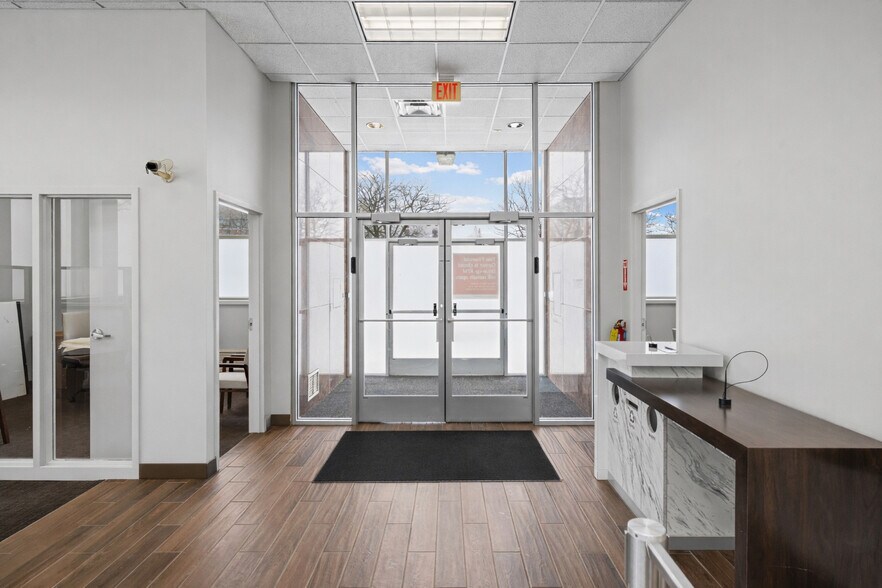15010 E Jefferson Ave, Grosse Pointe, MI à louer - Photo intérieure – Image 3 sur 8