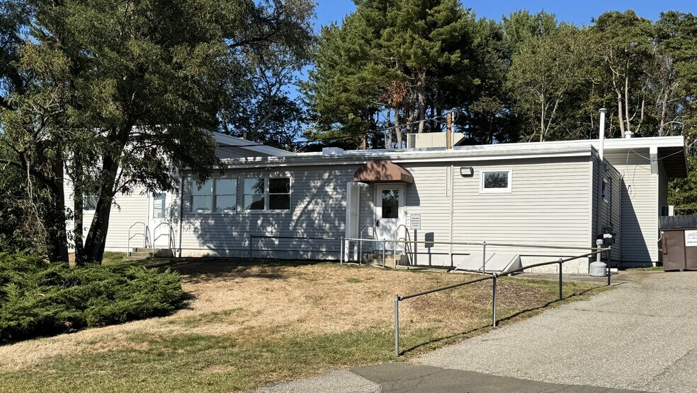 28 Woodmont Rd, Milford, CT à louer - Photo de l’immeuble – Image 2 sur 2
