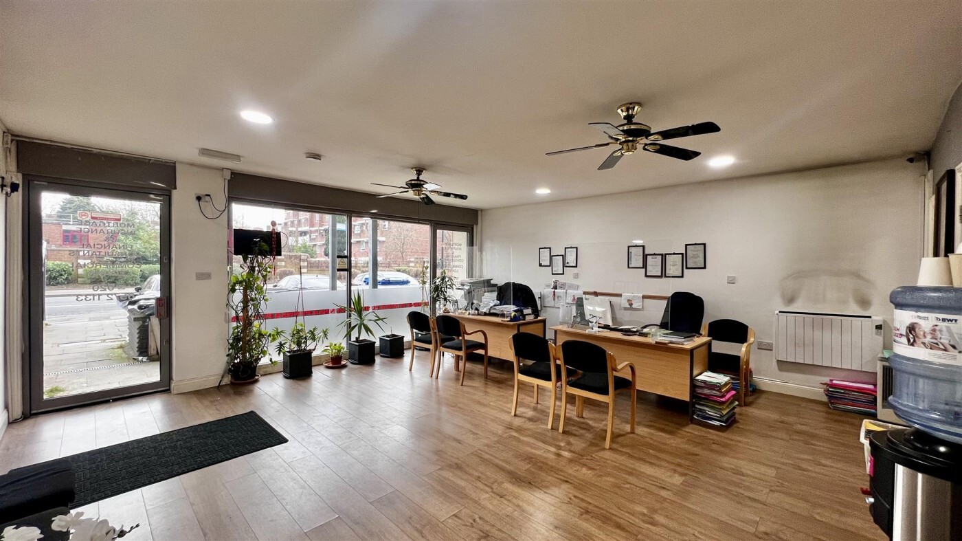 141-149 Staines Rd, Hounslow, MDS TW3 3JB - Lot 1 -  - Photo intérieure - Image 1 of 4