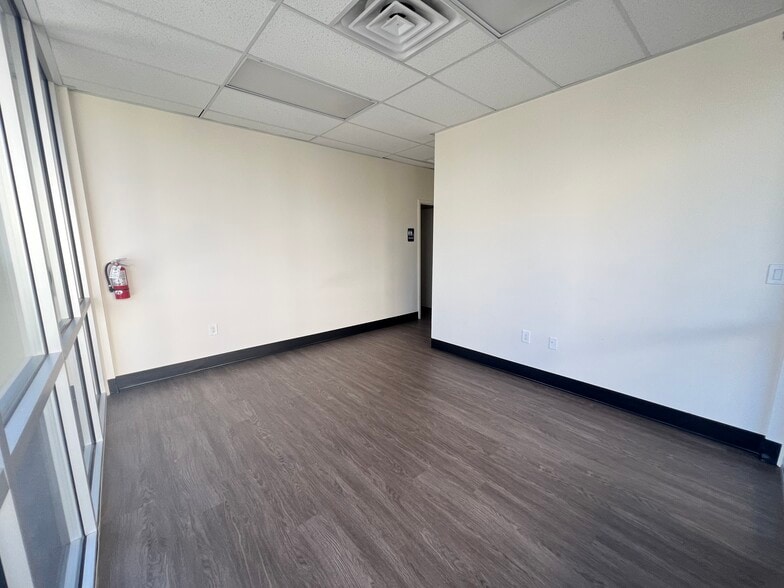 4322 E Alexander Rd, Las Vegas, NV à louer - Photo de l’immeuble – Image 3 sur 9