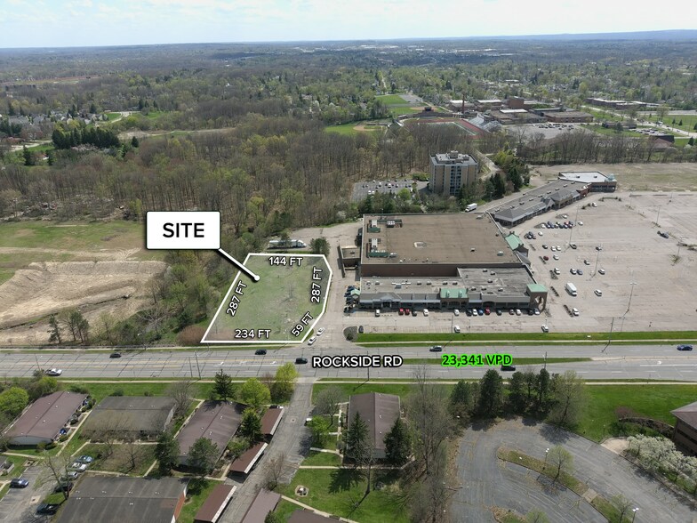 22807 Rockside Rd, Bedford, OH à vendre - Photo de l’immeuble – Image 2 sur 2