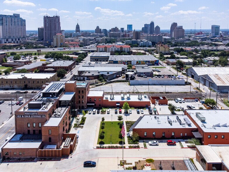 1305 E Houston St, San Antonio, TX à louer - Photo de l’immeuble – Image 3 sur 4