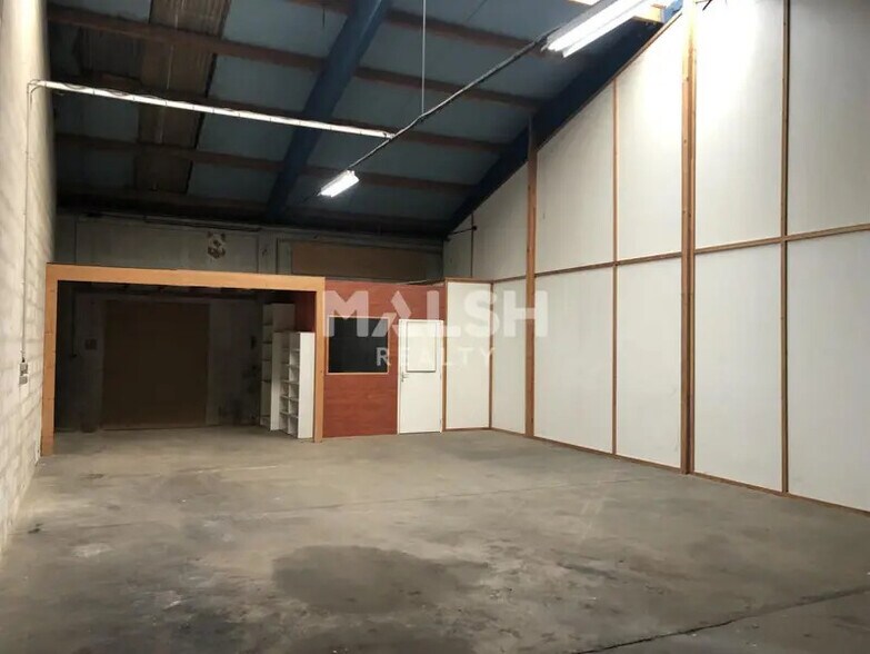 Local d’activités dans Décines-Charpieu à louer - Photo de l’immeuble – Image 2 sur 31