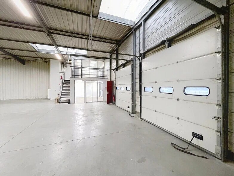 15 Avenue De Montmartin, Corbas à louer - Photo de l’immeuble – Image 3 sur 36