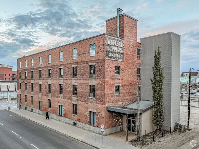 10722 103rd Ave, Edmonton, AB à louer - Photo de l’immeuble – Image 2 sur 4