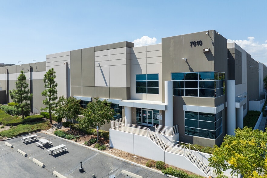 7010 N Cajon Blvd, San Bernardino, CA à louer - Photo principale – Image 1 sur 8