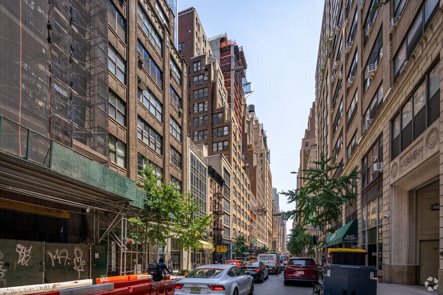 325 W 38th St, New York, NY à louer - Photo de l’immeuble – Image 2 sur 7