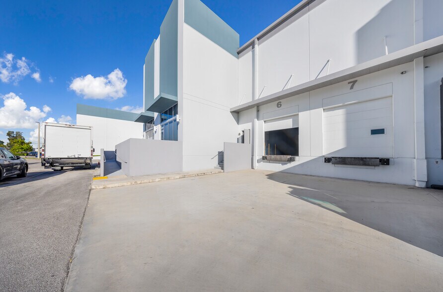 14001 NW 112th Ave, Hialeah Gardens, FL à louer - Photo de l’immeuble – Image 2 sur 16