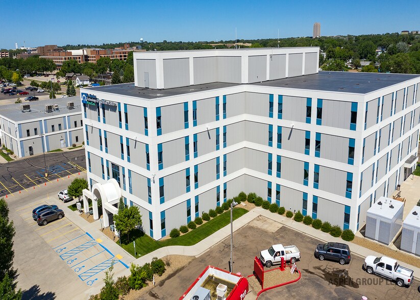 1310 E Main Ave, Bismarck, ND à louer - Photo de l’immeuble – Image 3 sur 28