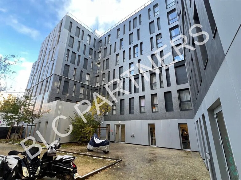 Local commercial dans Bagneux à louer - Photo de l’immeuble – Image 1 sur 5