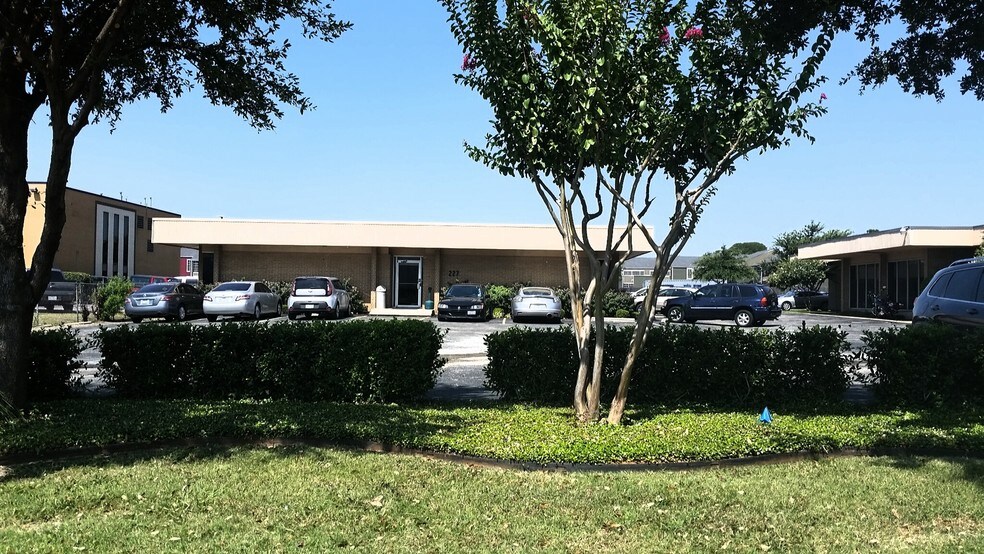 227 NE Loop 820, Hurst, TX à louer - Photo principale – Image 1 sur 13