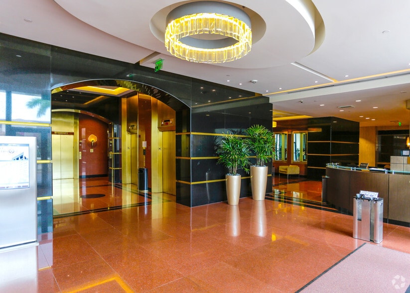550 Biltmore Way, Coral Gables, FL à louer - Hall d’entrée – Image 2 sur 41