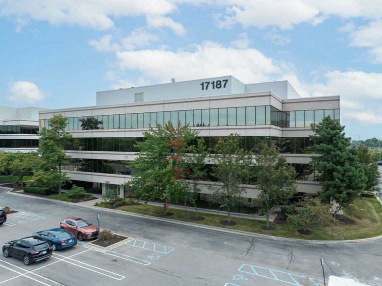 17187 N Laurel Park Dr, Livonia, MI à louer - Photo principale – Image 1 sur 6