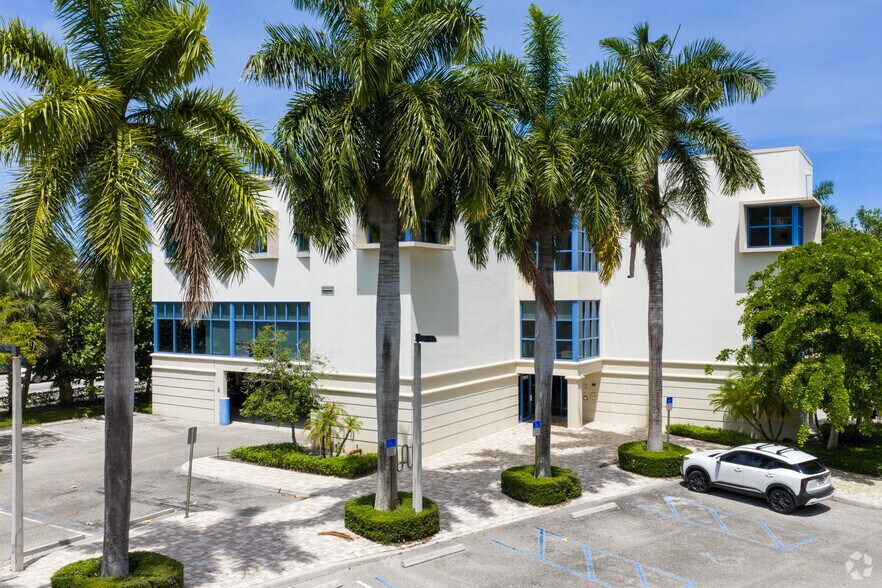 2505 Metrocentre Blvd, West Palm Beach, FL à louer - Photo de l’immeuble – Image 2 sur 6