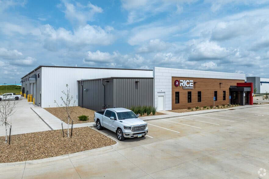 6815 Innovation Dr, Cedar Falls, IA à louer - Photo de l’immeuble – Image 2 sur 8