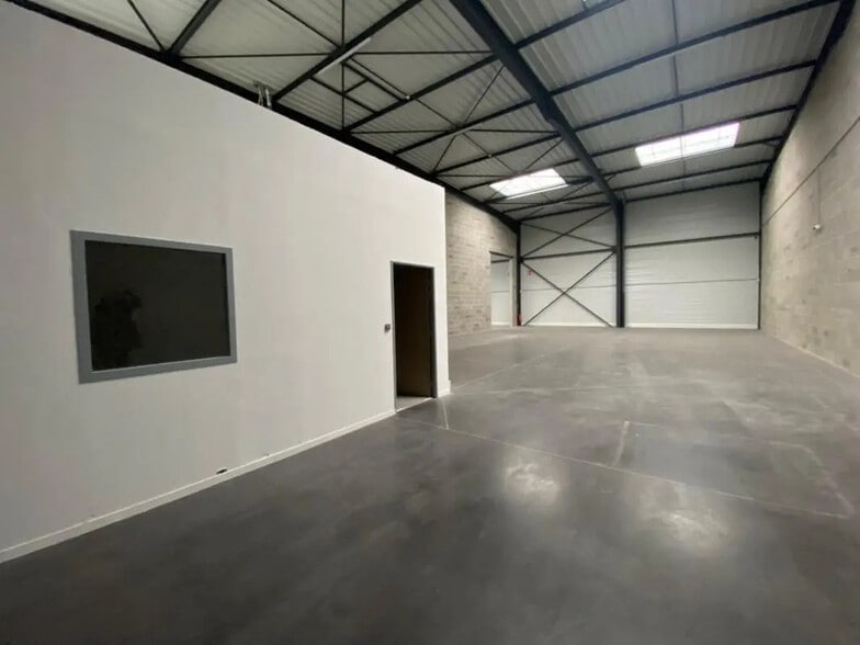 Local d'activités dans Corbas à vendre - Photo de l’immeuble – Image 3 sur 8