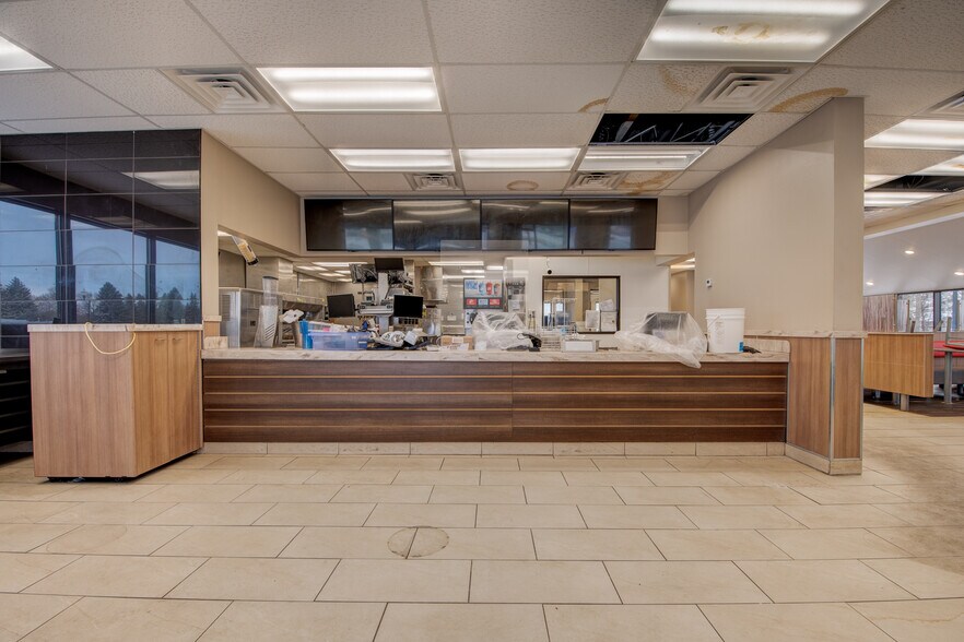 2209 Circle Dr W, Spirit Lake, IA à vendre - Photo intérieure – Image 2 sur 20