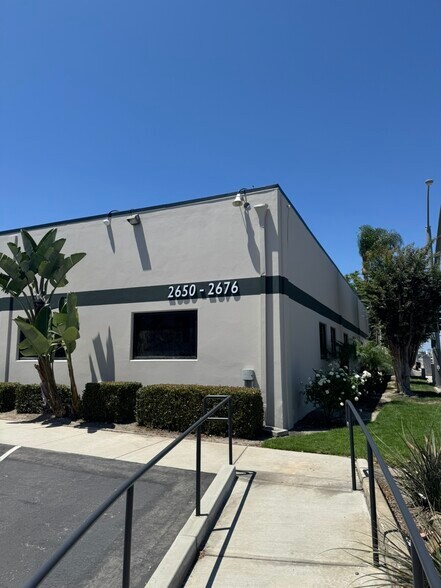 2650-2676 S Grand Ave, Santa Ana, CA à louer - Photo de l’immeuble – Image 2 sur 22