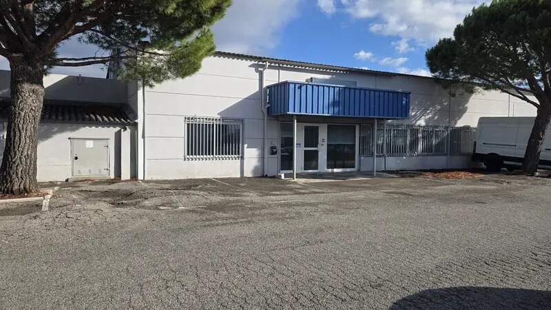 Local d’activités dans La Farlède à louer - Photo de l’immeuble – Image 1 sur 7