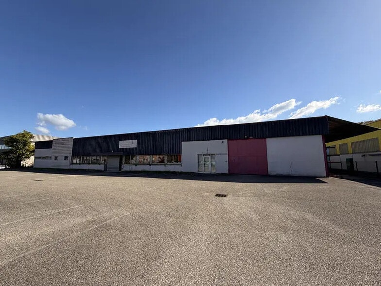 Local d'activités dans Vaulx-en-Velin à vendre - Photo de l’immeuble – Image 2 sur 8