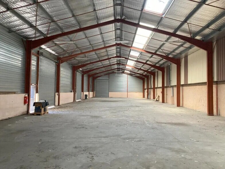 Local d’activités dans Flassans-sur-Issole à louer - Photo de l’immeuble – Image 3 sur 9