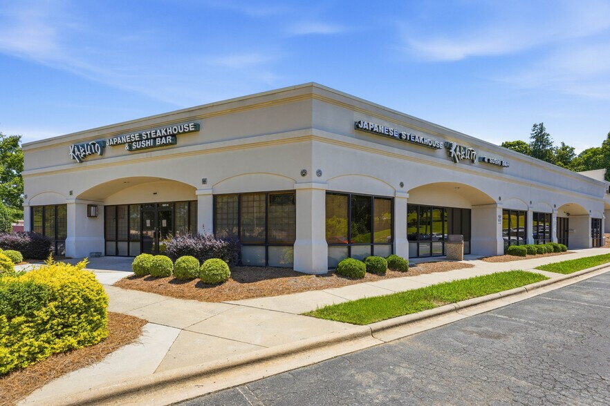 1001 E Wt Harris Blvd, Charlotte, NC à louer - Photo de l’immeuble – Image 3 sur 11