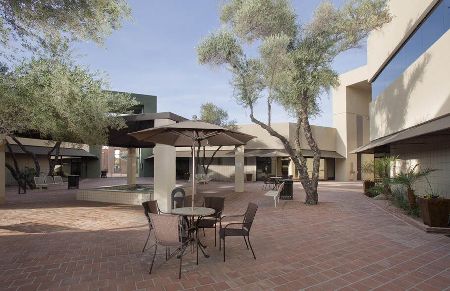 4045 E Bell Rd, Phoenix, AZ à louer - Photo de l’immeuble – Image 2 sur 4