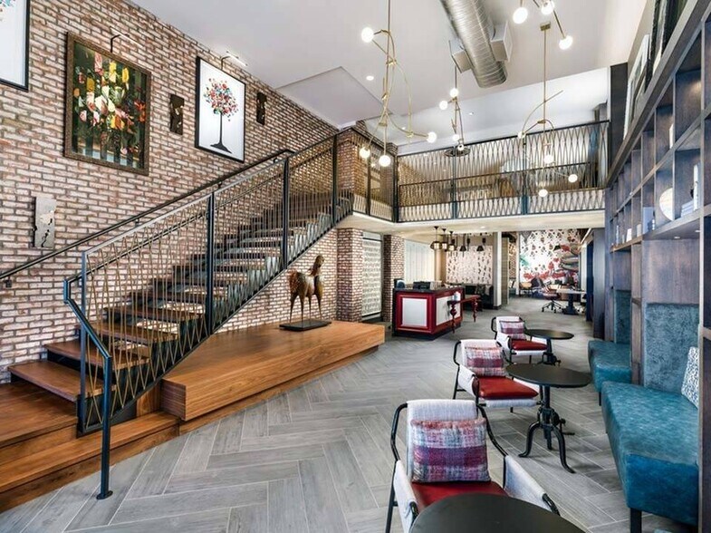 916 W Broad St, Falls Church, VA à louer - Photo de l’immeuble – Image 2 sur 40