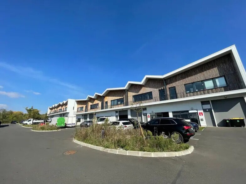 Industriel/Logistique dans Montmagny à vendre - Photo de l’immeuble – Image 1 sur 5