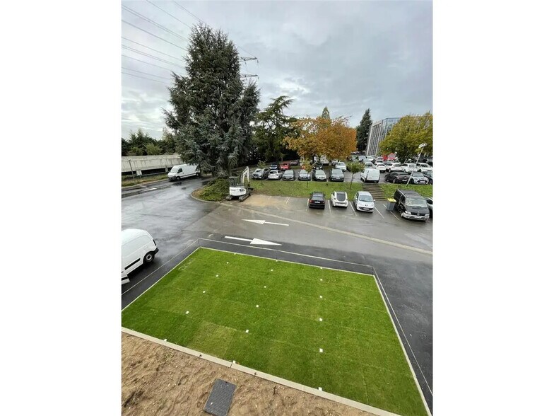 Local d’activités dans Pontoise à louer - Photo de l’immeuble – Image 2 sur 8