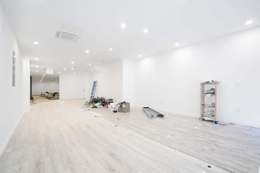 141 Meserole St, Brooklyn, NY à louer - Photo de l’immeuble – Image 1 sur 5