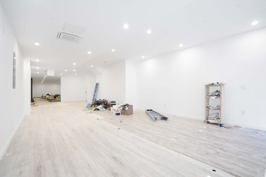 141 Meserole St, Brooklyn, NY à louer - Photo de l’immeuble – Image 2 sur 5