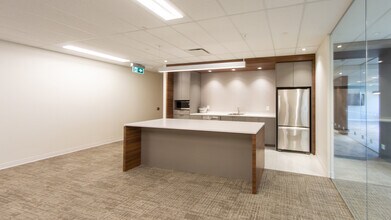 605 5th Ave SW, Calgary, AB à louer Photo intérieure– Image 2 sur 8