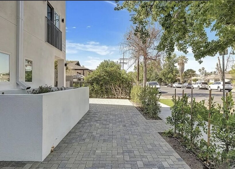 5750 Kester Ave, Van Nuys, CA à vendre - Photo de l’immeuble – Image 2 sur 10