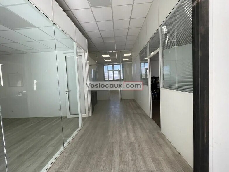 Local d’activités dans Antibes à louer - Photo de l’immeuble – Image 1 sur 5